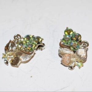 Vintage rhinestone clip on earrings